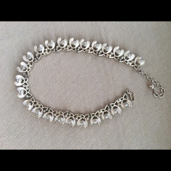 Vintage white Enamel Gold Tone Metal Necklace - Picture 5 of 5